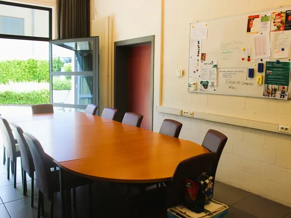 er staan 3 stoelen rond een tafel